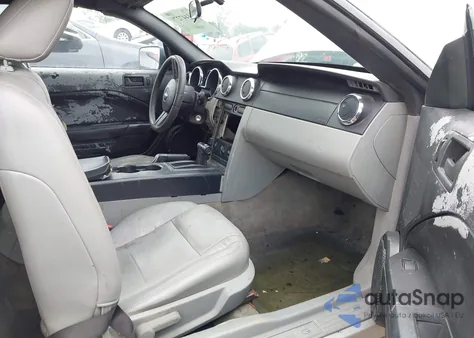 2005 Ford Mustang z USA, uszkodzony, nr VIN 1ZVFT84N955187025